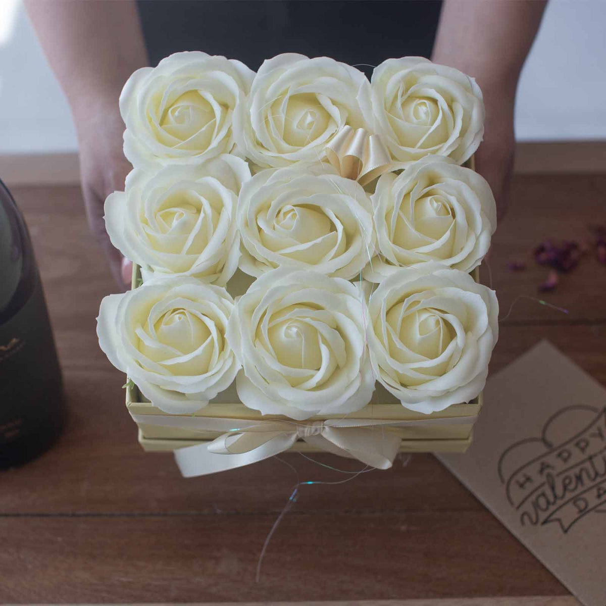 Zeepbloemen Geschenkboeket – 14 Crèmekleurige Rozen