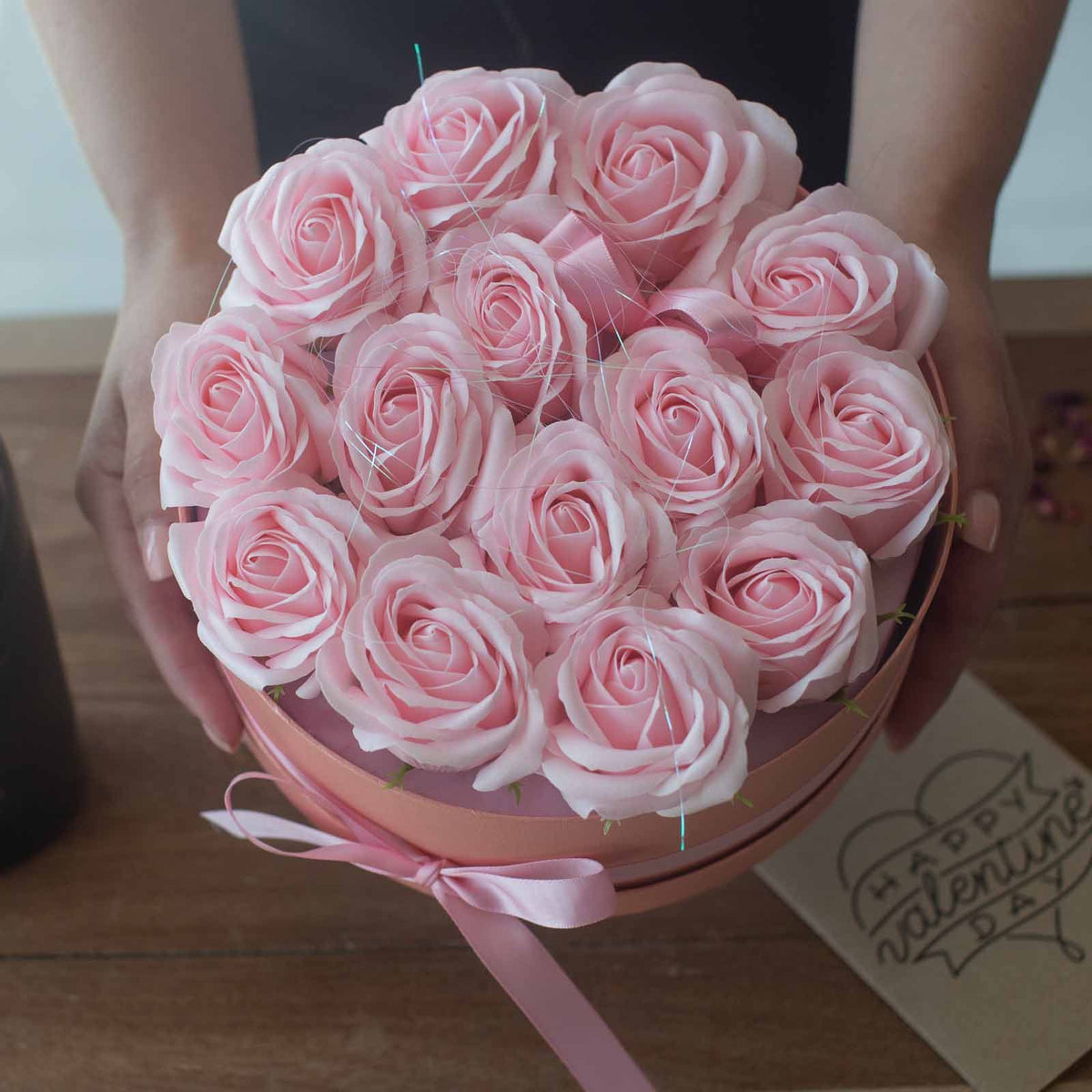 Zeepbloemen Geschenkboeket – 13 Roze Rozen in Hartvorm