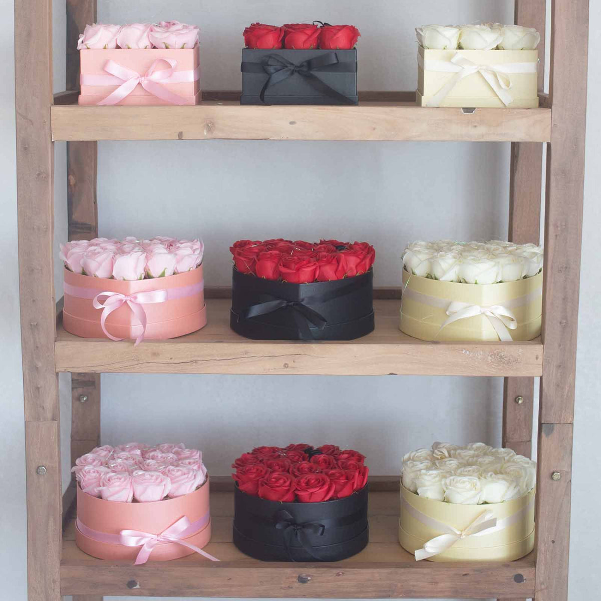 Zeepbloemen Geschenkboeket – 13 Roze Rozen in Hartvorm