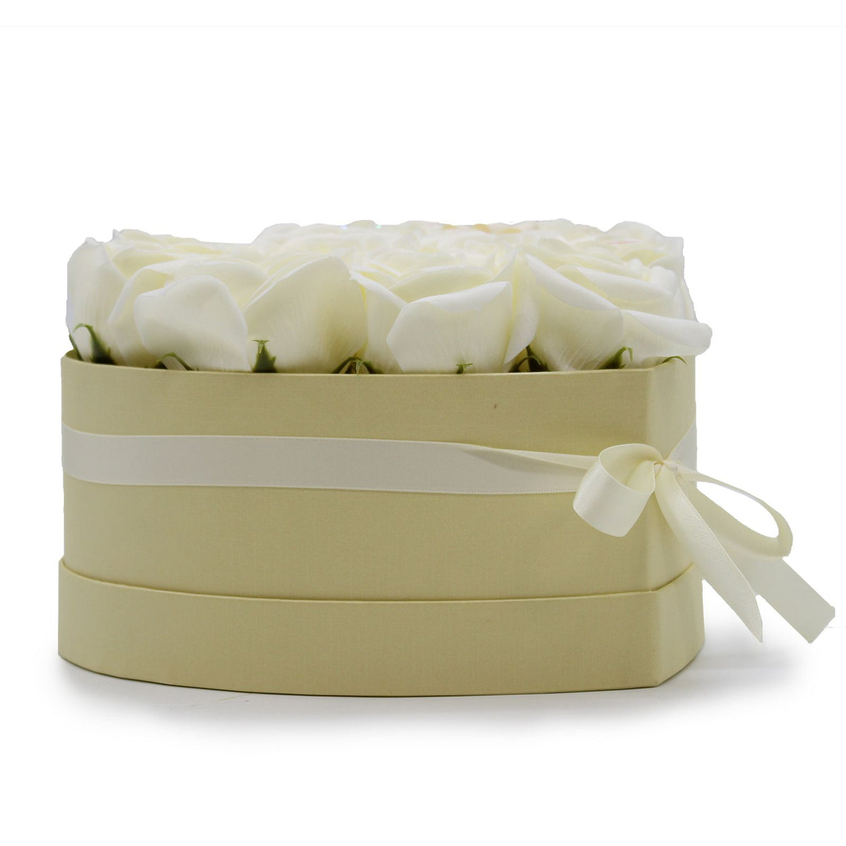 Zeepbloemen Geschenkboeket – 13 Crèmekleurige Rozen in Hartvorm